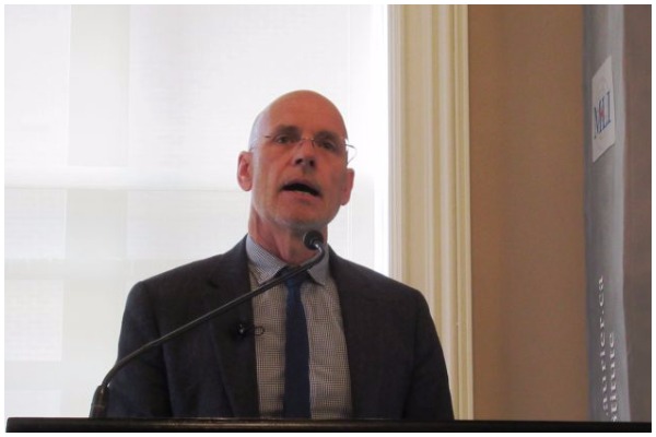 Giáo sư Úc Clive Hamilton phát biểu về cuốn sách “Cuộc xâm lược Thầm lặng” trước khán giả tại Viện Macdonald-Laurier ở Ottawa hôm 16/10. (Ảnh: Donna He/Epoch Times)